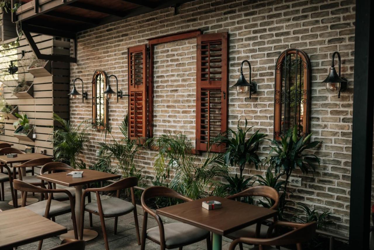 Bed Station Hostel & Bar Shkoder Exterior photo